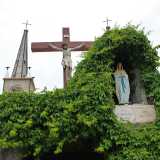 Quella sulla destra � sormontata da un crocifisso alto 7 metri affiancato da due piccole guglie e dalla statua della Madonna di Lourdes avvolta da un�edera rigogliosa